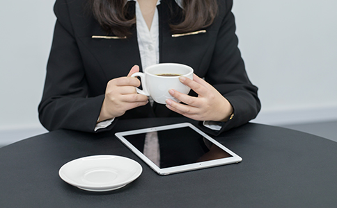 領(lǐng)取營業(yè)執(zhí)照后，需帶上營業(yè)執(zhí)照原件和法人代表身份證原件到特定單位印刻辦理備案。